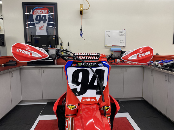 Cycra Cyclone Open handkappen Wit / Rood ( met bevestiging set ) - Afbeelding 3