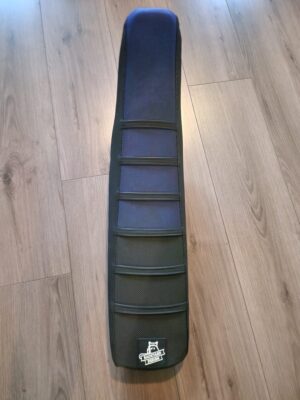 Yamaha Origineel compleet zadel met Zwart zadelovertrek Backyard Design Yamaha YZ 125/250 2002-2021 ( gebruikt )